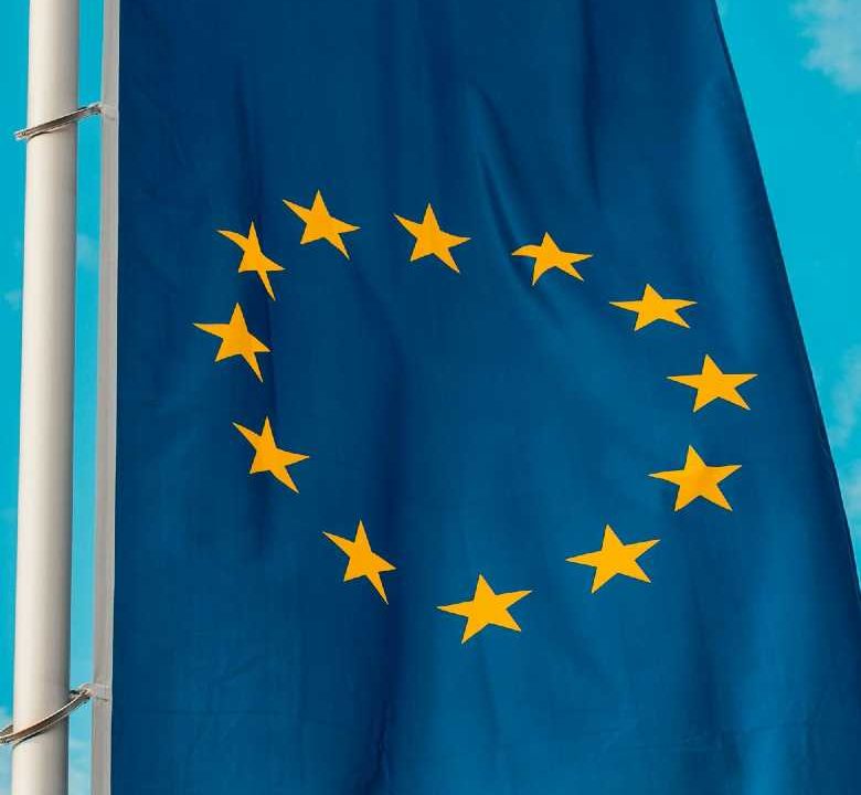 La nueva normativa, que entrará en vigor en 2026, busca regular esta tecnología para proteger los derechos fundamentales y evitar riesgos para la ciudadanía.