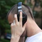 Sony, Universal y Warner Music Group acusan a Suno y Udio de violar derechos de autor a escala masiva para entrenar sus modelos de IA de creación musical, exigiendo una indemnización de 150.000 dólares por obra infringida. Análisis: La industria musical se enfrenta a un nuevo desafío en la era digital: la inteligencia artificial. Las empresas Suno y Udio han desarrollado sistemas de IA capaces de crear música a partir de un vasto conjunto de datos que incluye canciones con derechos de autor. Sony Music Entertainment, Universal Music Group y Warner Records, tres de las discográficas más importantes del mundo, consideran que esta práctica representa una violación flagrante de sus derechos de autor y han presentado una demanda judicial en su contra. Las discográficas alegan que Suno y Udio han copiado "en masa" canciones protegidas por derechos de autor para entrenar sus modelos de IA sin obtener las licencias correspondientes. Afirman que esta práctica no solo lesiona sus derechos sino que también amenaza el futuro de la industria musical en su conjunto, ya que podría "saturar el mercado con contenido generado por máquinas" y "ahogar" a los artistas humanos. Suno, por su parte, se defiende argumentando que su tecnología no busca "memorizar y regurgitar contenido preexistente", sino que está diseñada para generar música completamente nueva. La empresa se presenta como una herramienta innovadora para nuevos músicos y nuevos usos, asegurando que "valora la originalidad". Este caso sin precedentes podría tener un impacto significativo en el desarrollo de la inteligencia artificial y su aplicación en la industria musical. La decisión judicial establecerá un precedente importante sobre los límites del uso de la IA para la creación de contenido protegido por derechos de autor. Más allá del caso legal, la demanda pone de relieve la compleja relación entre la innovación tecnológica y los derechos creativos. A medida que la IA avanza a pasos agigantados, será crucial encontrar un equilibrio que permita aprovechar su potencial sin perjudicar los derechos de los artistas y creadores de contenido. Queda por ver cómo se resolverá este conflicto y qué impacto tendrá en el futuro de la música. Sin embargo, es evidente que la industria musical se encuentra en un momento crucial de transformación, donde la inteligencia artificial presenta tanto oportunidades como desafíos que deberán ser cuidadosamente abordados.