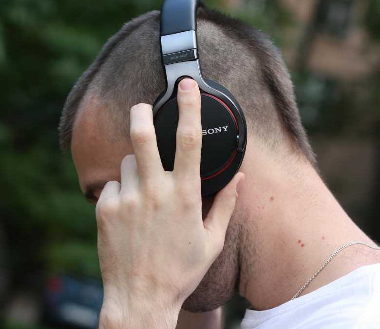 Sony, Universal y Warner Music Group acusan a Suno y Udio de violar derechos de autor a escala masiva para entrenar sus modelos de IA de creación musical, exigiendo una indemnización de 150.000 dólares por obra infringida. Análisis: La industria musical se enfrenta a un nuevo desafío en la era digital: la inteligencia artificial. Las empresas Suno y Udio han desarrollado sistemas de IA capaces de crear música a partir de un vasto conjunto de datos que incluye canciones con derechos de autor. Sony Music Entertainment, Universal Music Group y Warner Records, tres de las discográficas más importantes del mundo, consideran que esta práctica representa una violación flagrante de sus derechos de autor y han presentado una demanda judicial en su contra. Las discográficas alegan que Suno y Udio han copiado "en masa" canciones protegidas por derechos de autor para entrenar sus modelos de IA sin obtener las licencias correspondientes. Afirman que esta práctica no solo lesiona sus derechos sino que también amenaza el futuro de la industria musical en su conjunto, ya que podría "saturar el mercado con contenido generado por máquinas" y "ahogar" a los artistas humanos. Suno, por su parte, se defiende argumentando que su tecnología no busca "memorizar y regurgitar contenido preexistente", sino que está diseñada para generar música completamente nueva. La empresa se presenta como una herramienta innovadora para nuevos músicos y nuevos usos, asegurando que "valora la originalidad". Este caso sin precedentes podría tener un impacto significativo en el desarrollo de la inteligencia artificial y su aplicación en la industria musical. La decisión judicial establecerá un precedente importante sobre los límites del uso de la IA para la creación de contenido protegido por derechos de autor. Más allá del caso legal, la demanda pone de relieve la compleja relación entre la innovación tecnológica y los derechos creativos. A medida que la IA avanza a pasos agigantados, será crucial encontrar un equilibrio que permita aprovechar su potencial sin perjudicar los derechos de los artistas y creadores de contenido. Queda por ver cómo se resolverá este conflicto y qué impacto tendrá en el futuro de la música. Sin embargo, es evidente que la industria musical se encuentra en un momento crucial de transformación, donde la inteligencia artificial presenta tanto oportunidades como desafíos que deberán ser cuidadosamente abordados.