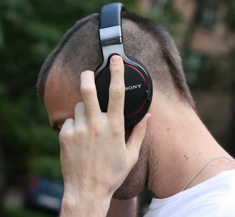 Sony, Universal y Warner Music Group acusan a Suno y Udio de violar derechos de autor a escala masiva para entrenar sus modelos de IA de creación musical, exigiendo una indemnización de 150.000 dólares por obra infringida. Análisis: La industria musical se enfrenta a un nuevo desafío en la era digital: la inteligencia artificial. Las empresas Suno y Udio han desarrollado sistemas de IA capaces de crear música a partir de un vasto conjunto de datos que incluye canciones con derechos de autor. Sony Music Entertainment, Universal Music Group y Warner Records, tres de las discográficas más importantes del mundo, consideran que esta práctica representa una violación flagrante de sus derechos de autor y han presentado una demanda judicial en su contra. Las discográficas alegan que Suno y Udio han copiado "en masa" canciones protegidas por derechos de autor para entrenar sus modelos de IA sin obtener las licencias correspondientes. Afirman que esta práctica no solo lesiona sus derechos sino que también amenaza el futuro de la industria musical en su conjunto, ya que podría "saturar el mercado con contenido generado por máquinas" y "ahogar" a los artistas humanos. Suno, por su parte, se defiende argumentando que su tecnología no busca "memorizar y regurgitar contenido preexistente", sino que está diseñada para generar música completamente nueva. La empresa se presenta como una herramienta innovadora para nuevos músicos y nuevos usos, asegurando que "valora la originalidad". Este caso sin precedentes podría tener un impacto significativo en el desarrollo de la inteligencia artificial y su aplicación en la industria musical. La decisión judicial establecerá un precedente importante sobre los límites del uso de la IA para la creación de contenido protegido por derechos de autor. Más allá del caso legal, la demanda pone de relieve la compleja relación entre la innovación tecnológica y los derechos creativos. A medida que la IA avanza a pasos agigantados, será crucial encontrar un equilibrio que permita aprovechar su potencial sin perjudicar los derechos de los artistas y creadores de contenido. Queda por ver cómo se resolverá este conflicto y qué impacto tendrá en el futuro de la música. Sin embargo, es evidente que la industria musical se encuentra en un momento crucial de transformación, donde la inteligencia artificial presenta tanto oportunidades como desafíos que deberán ser cuidadosamente abordados.
